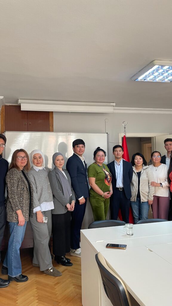 Басшылық құрам мен Көк Ту қазақ мәдениеті қоғамының өкілдерімен бірлескен…